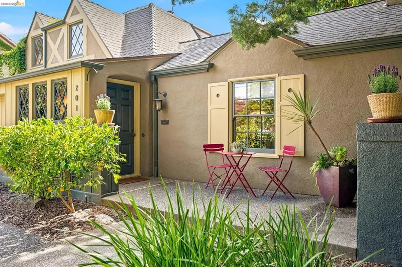 201 Beverly Ave photo 2