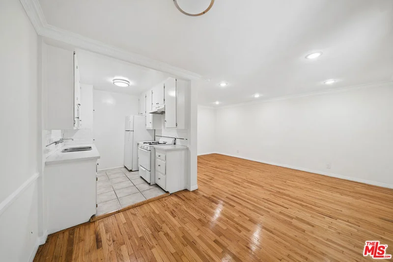 Photo 2 of 1206 N Hayworth Avenue 6
