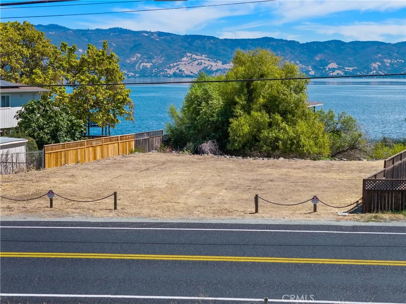 Photo 2 of 2832 Lakeshore Boulevard