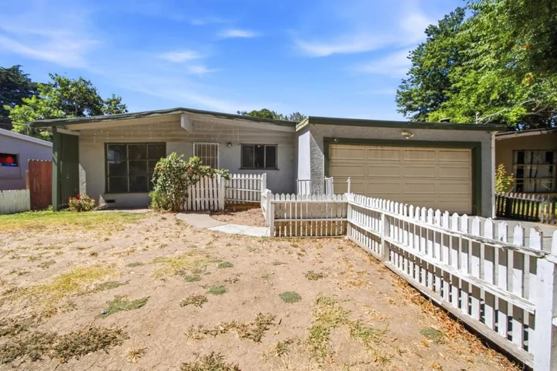 1561 Cross Way photo 2