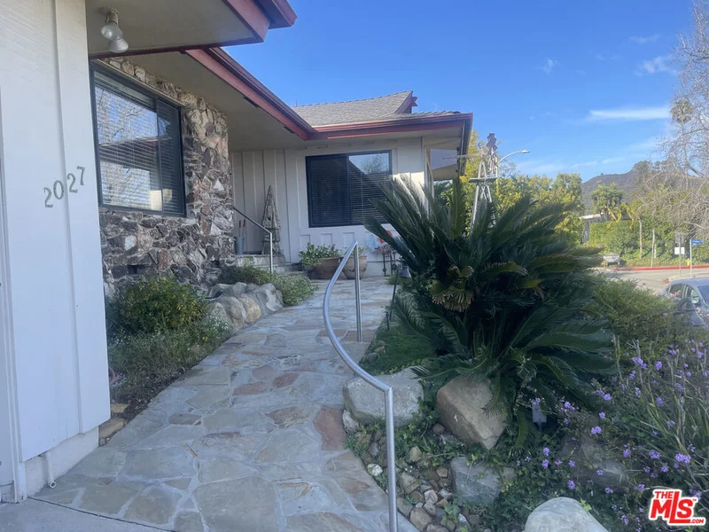 2027 Westridge Road photo 2