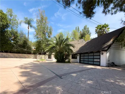 5836 Winnetka Avenue photo 2