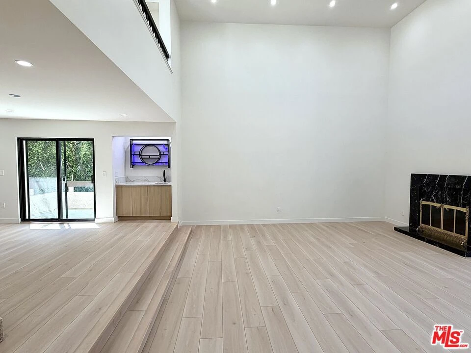 Interior 4
