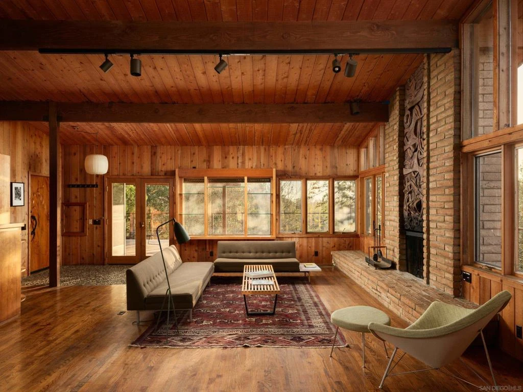Interior 4