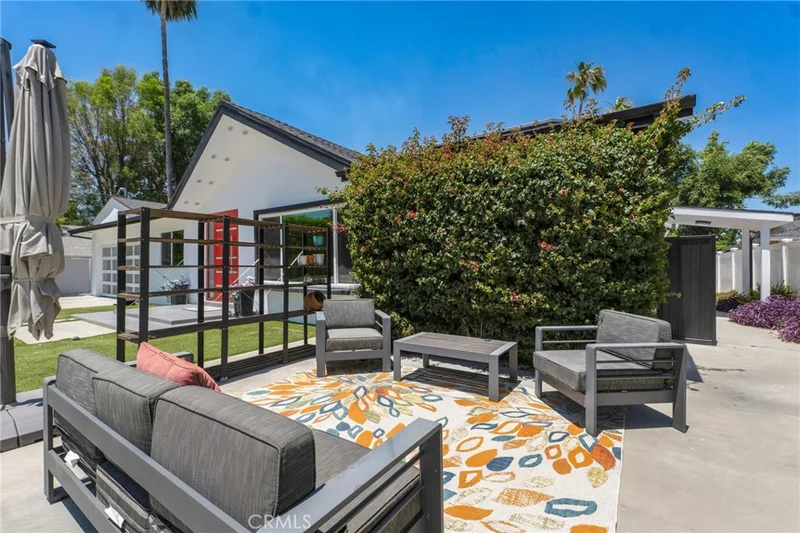 Photo 2 of 23051 Burbank Boulevard