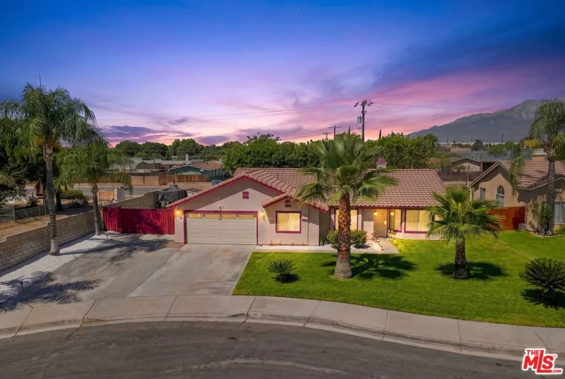 Photo 2 of 2462 N Lancewood Avenue