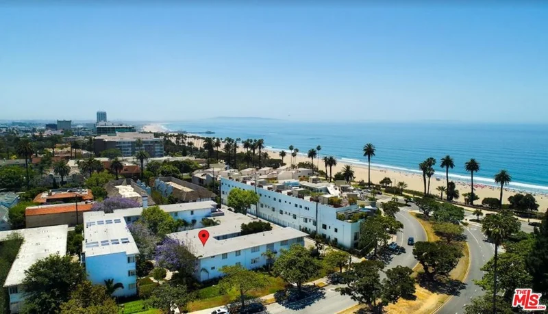 Photo 2 of 142 A San Vicente Blvd