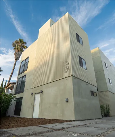 1122 N Beachwood 1/2, Los Angeles, CA 90038