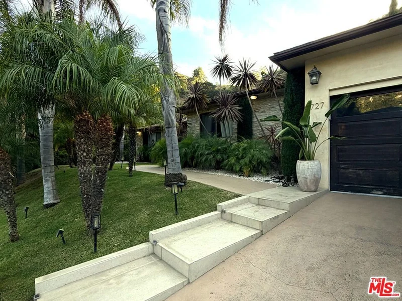 Photo 2 of 1727 San Ysidro Drive
