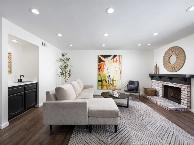 212 Mayfair, Costa Mesa, CA 92627