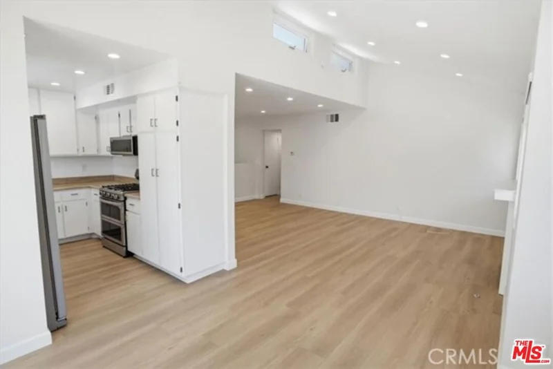 Photo 2 of 10566 Sunland Boulevard 7