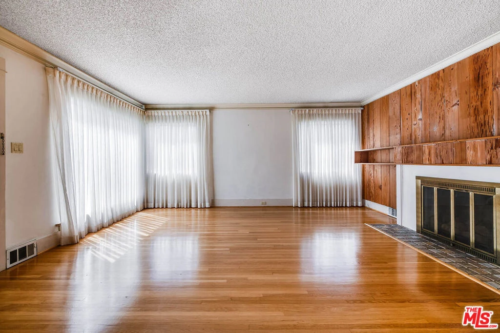 Interior 4