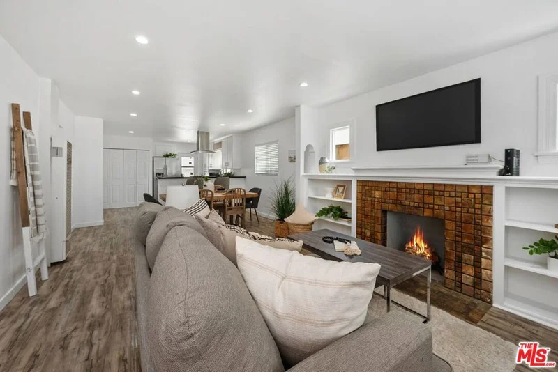 Photo 2 of 1919 W 65th Place