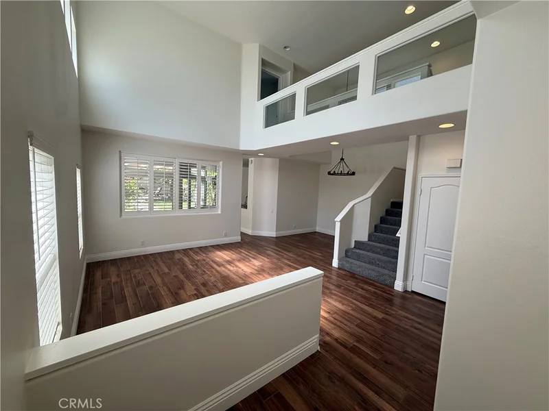Photo 2 of 967 S Flintridge