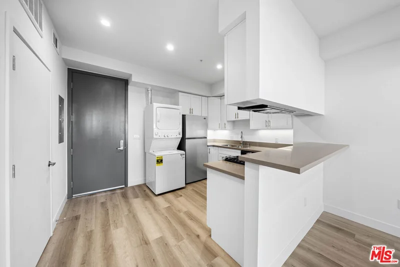 Photo 2 of 5612 Lexington Avenue 304