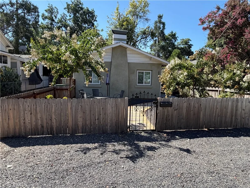 Photo 2 of 271 E 7th Avenue
