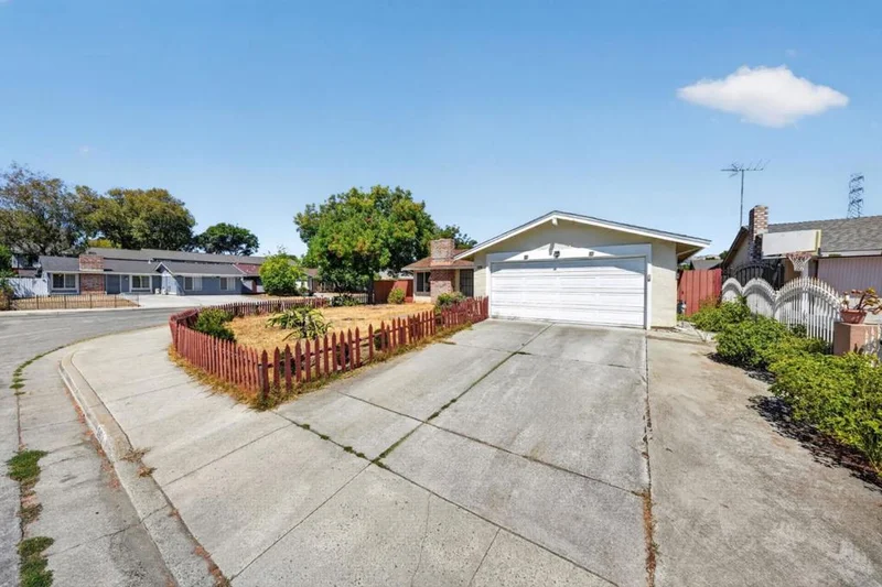 Photo 2 of 2422 Ridgeglen Way