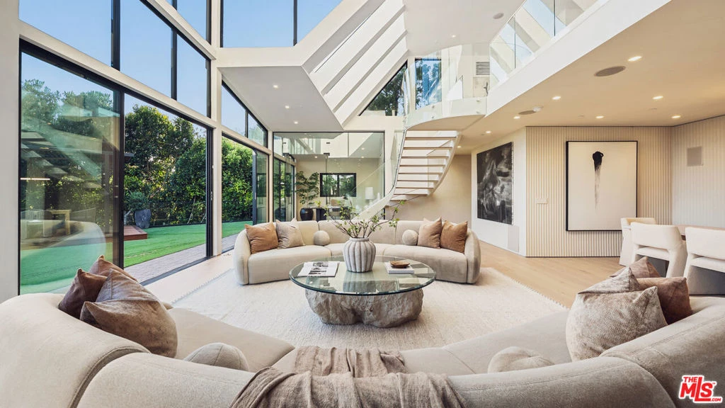 Interior 4