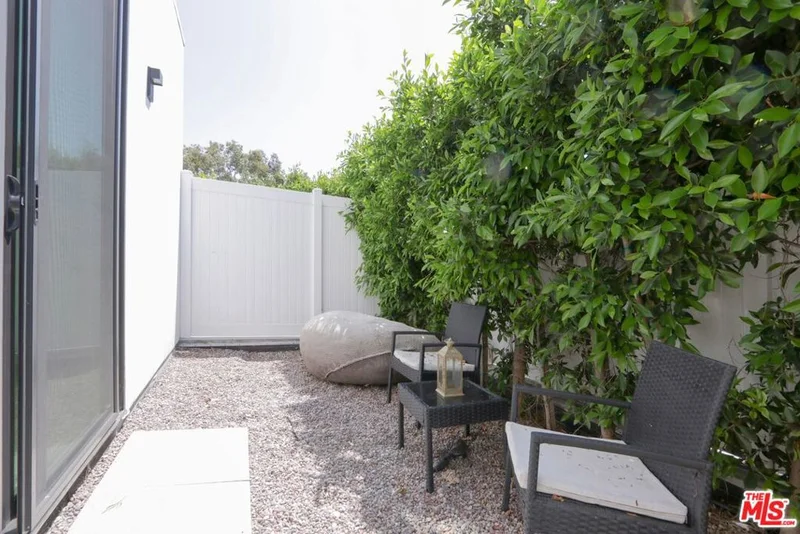 Photo 2 of 5832 Tujunga Avenue 1