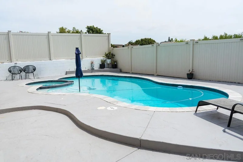 Photo 2 of 5985 Fennell Ave