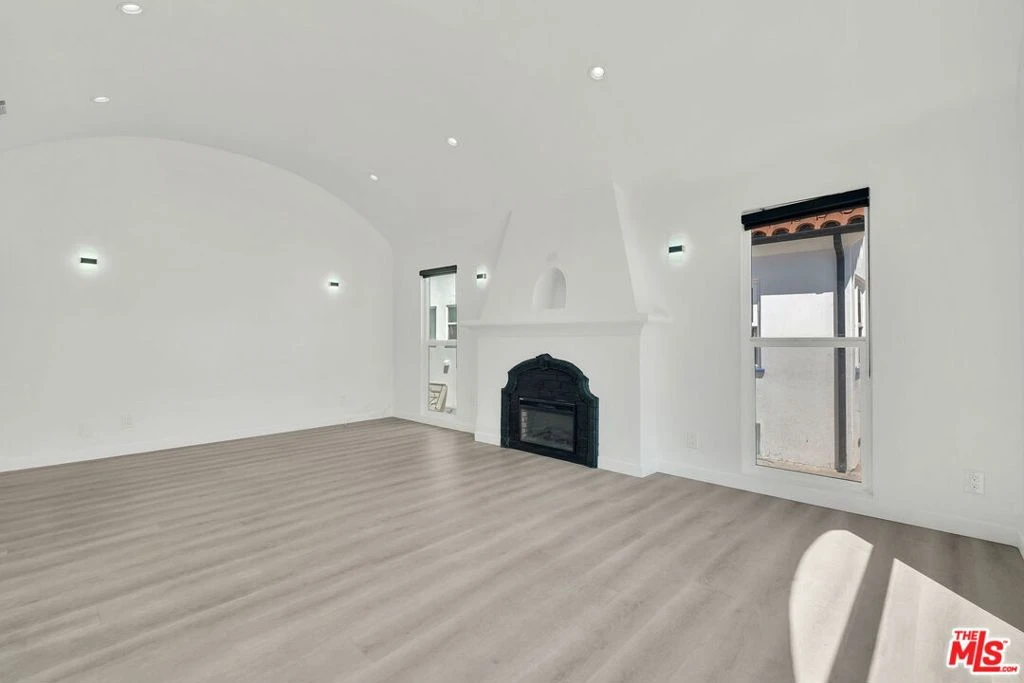 Interior 4