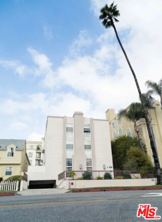 Photo 2 of 431 N Doheny Drive 3