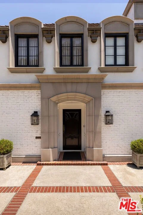 Photo 2 of 908 N Rexford Drive