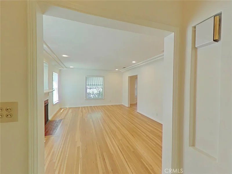 Photo 2 of 1827 Oakwood