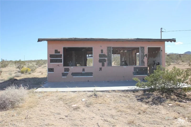 1 Acoma Trail, Landers, CA 92285