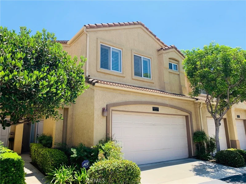 1049 Explanada #105, Corona, CA 92879