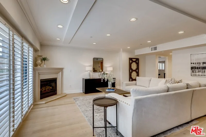 11692 Darlington Avenue 101, Los Angeles, CA 90049