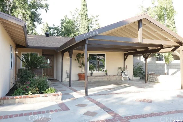 11654 Gladstone Ave, Sylmar, CA 91342