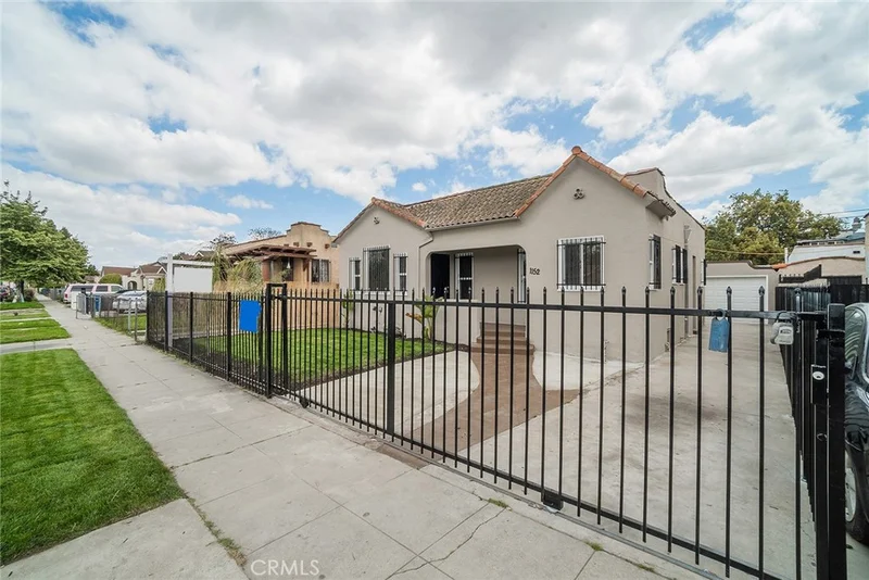 1152 60th, Los Angeles, CA 90044