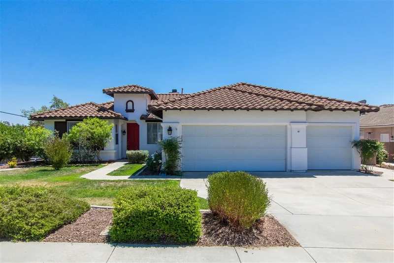 885 La Rue Ave, Fallbrook, CA 92028