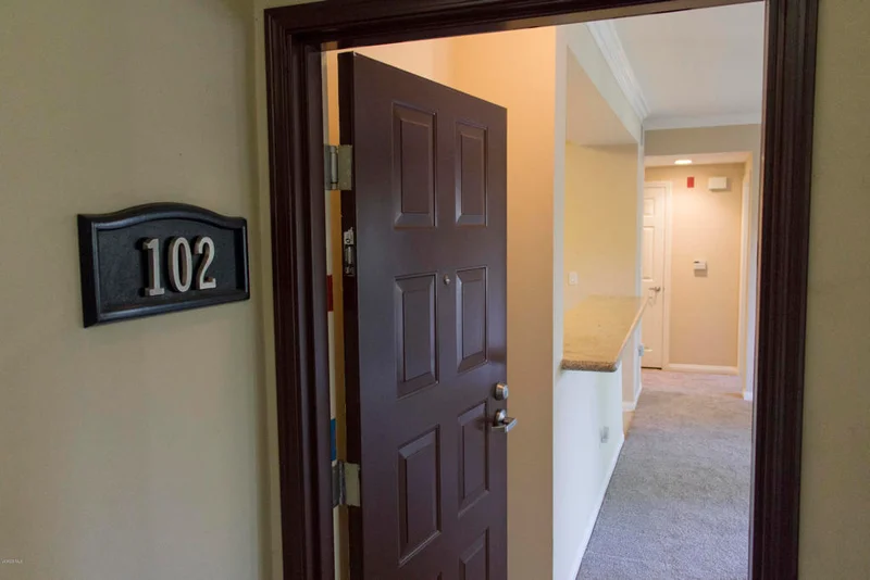 453 Country Club #102, Simi Valley, CA 93065