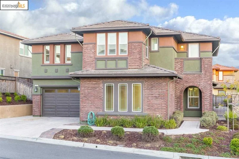 77 Country Club Dr, Hayward, CA 94542-7939