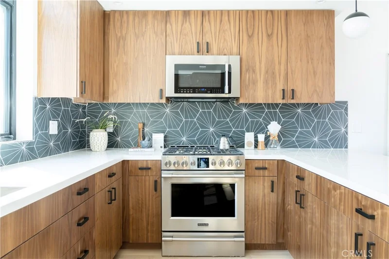 11306 Victory, North Hollywood, CA 91606