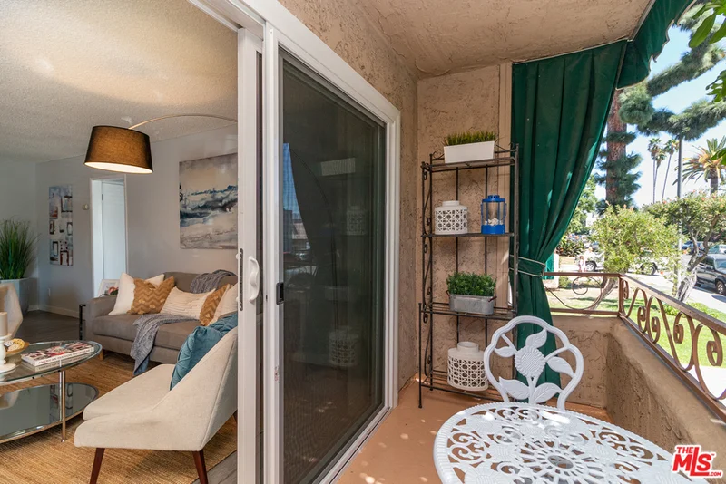 5437 Corteen #102, Valley Village, CA 91607