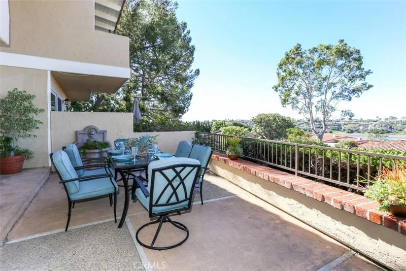 302 Avenida Cumbre, Newport Beach, CA 92660