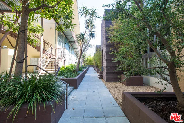 1037 Laurel #15B, West Hollywood, CA 90046