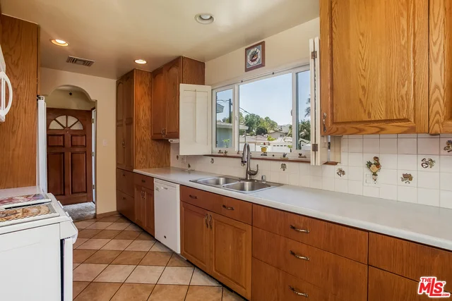 9004 Rayford, Los Angeles, CA 90045