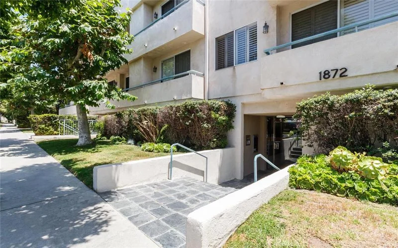 1872 Midvale #102, Los Angeles, CA 90025