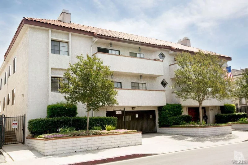 5240 Zelzah #104, Encino, CA 91316