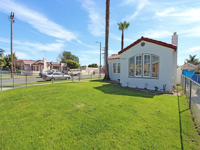 1902 64th, Los Angeles, CA 90047