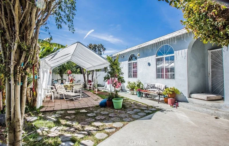 557 Manhattan, Los Angeles, CA 90004