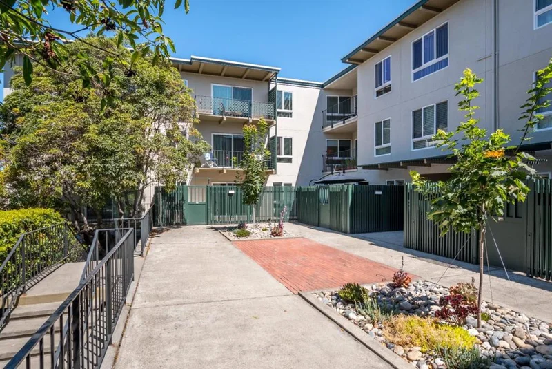 902 Peninsula #205, San Mateo, CA 94401