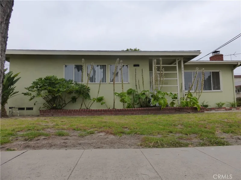 2961 Vuelta Grande Avenue, Long Beach, CA 90815