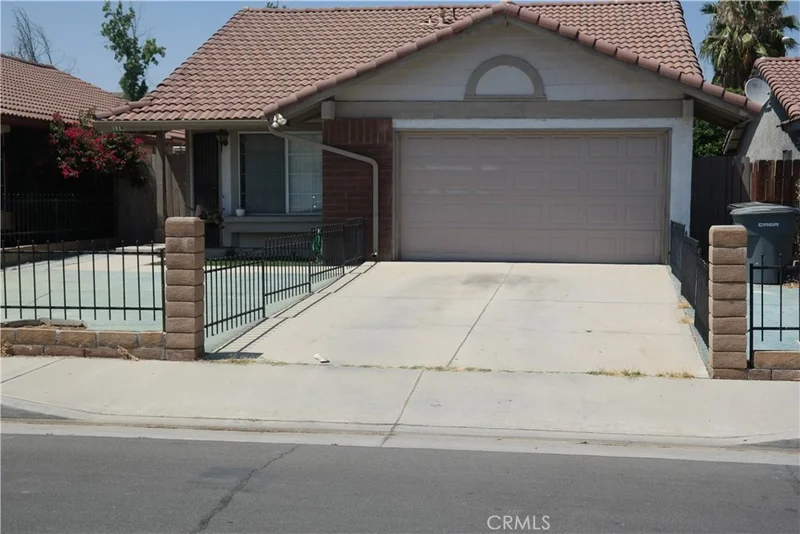 114 Oaktree, Perris, CA 92571