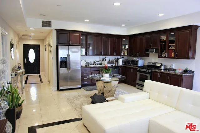 1043 Kenmore #402, Los Angeles, CA 90006