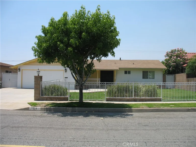 1121 Pasadena, Azusa, CA 91702